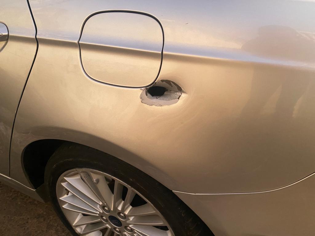 Carro híbrido foi atingido por disparos durante a troca de tiros (Foto: Jonathan Cavalcante/Rádio São Francisco)