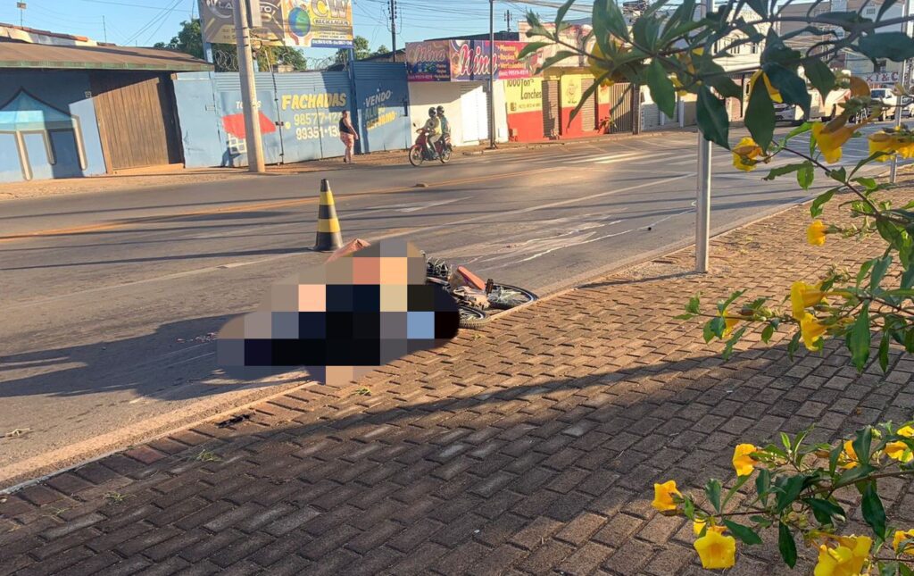 Vítima conduzia uma bicicleta elétrica e morreu no local (Foto: Marcelo Santos)