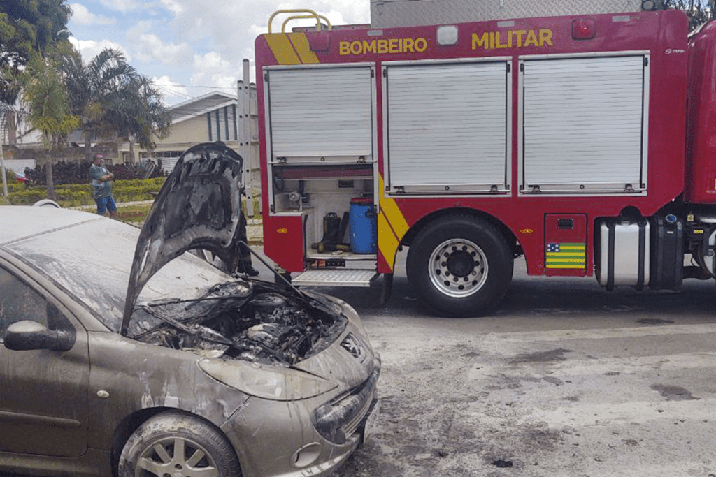 Carro com a frente carbonizada