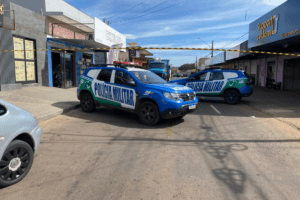 motociclista bate contra porta do carro