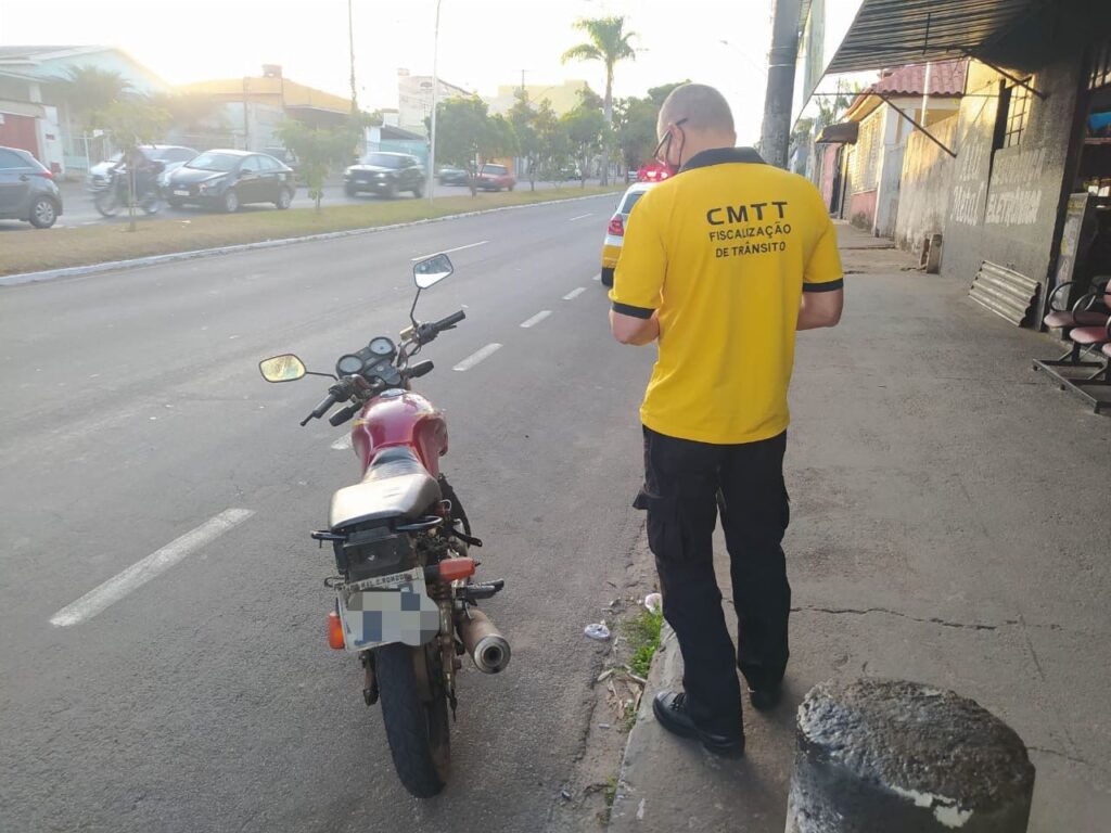 Honda/CBX 200, com placas de Marechal Cândido Rondon (PR) foi apreendida (Foto: Divulgação-CMTT)