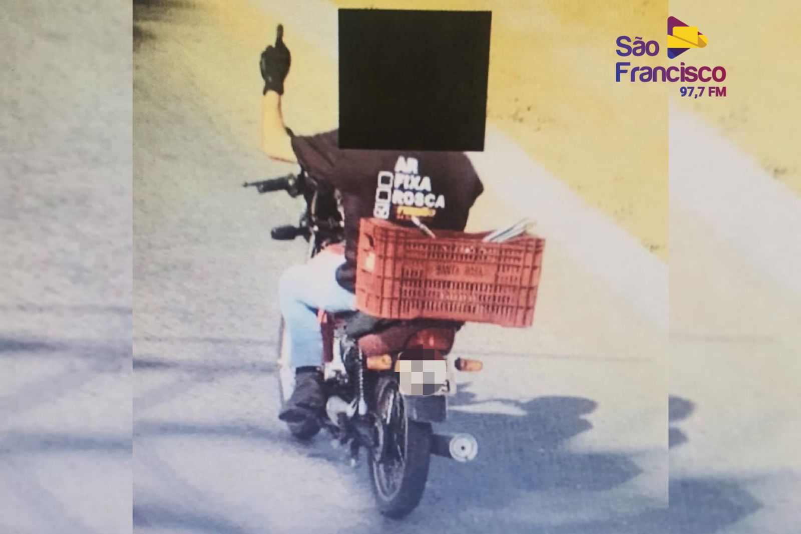 Radares de fiscalização flagraram gestos obscenos do motociclista 'ousado' (Foto: Reprodução/CMTT)