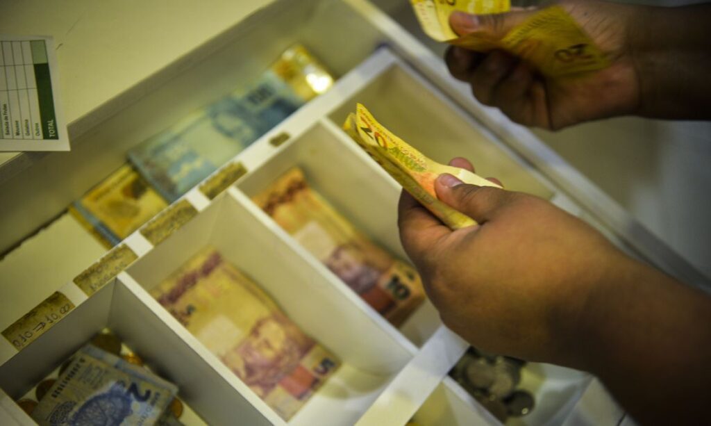 Dinheiro dentro de um caixa de supermercado