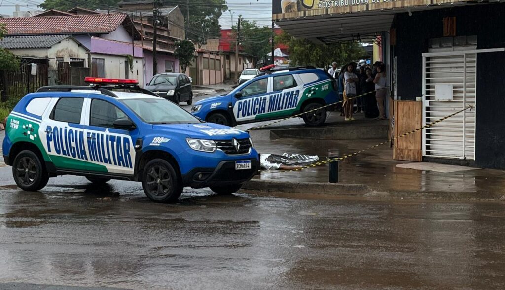 Crime aconteceu no cruzamento da Rua João Pinheiro com a Planaltina, na Vila Jaiara (Foto: Jonathan Cavalcante)