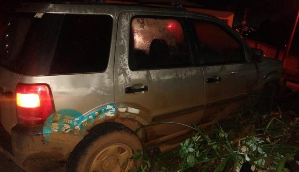 Segundo a PM, o carro envolvido no acidente está com o licenciamento atrasado (Foto: Divulgação/4º BPM)
