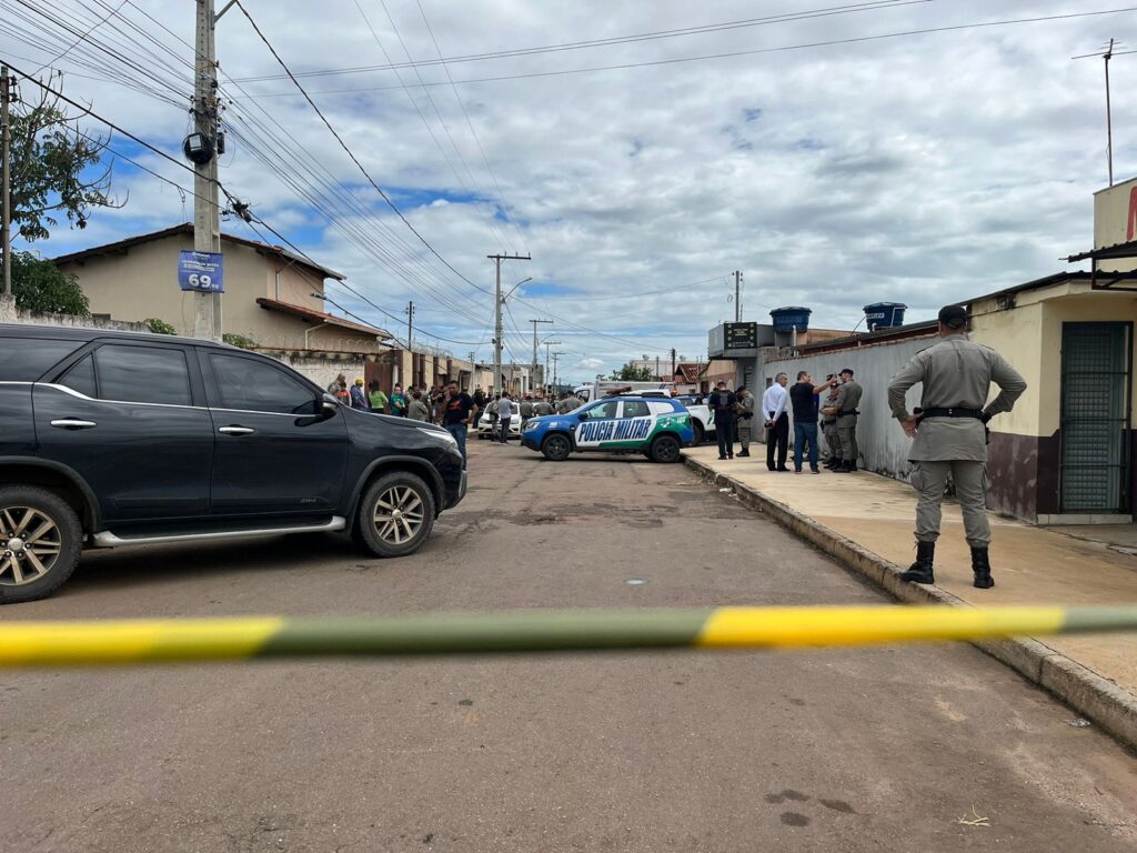 Local da troca de tiros foi isolado pela PM durante a perícia (Foto: Jonathan Cavalcante/Rádio São Francisco FM)