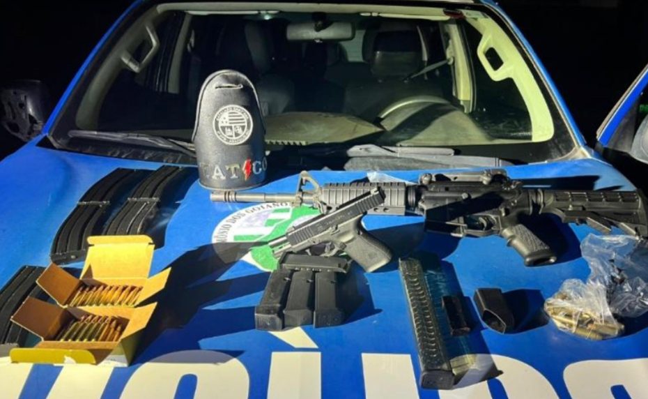 Armamento foi apreendido por policiais do 4º e 28º BPM, em Abadiânia (Foto: Divulgação/PM)