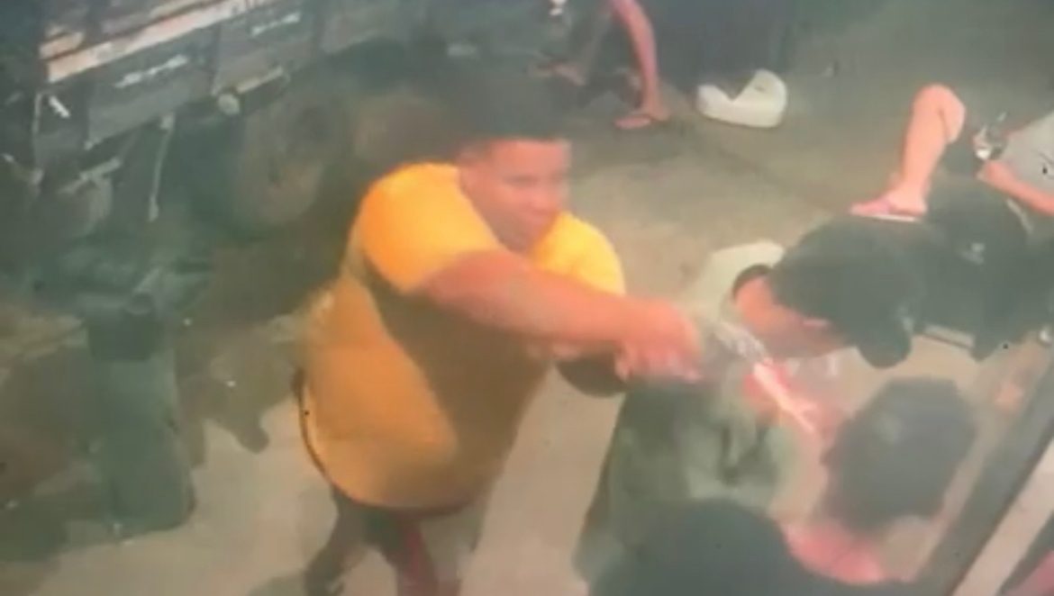 Câmera mostra o momento que o autor atira na cabeça da vítima (Foto: Captura)