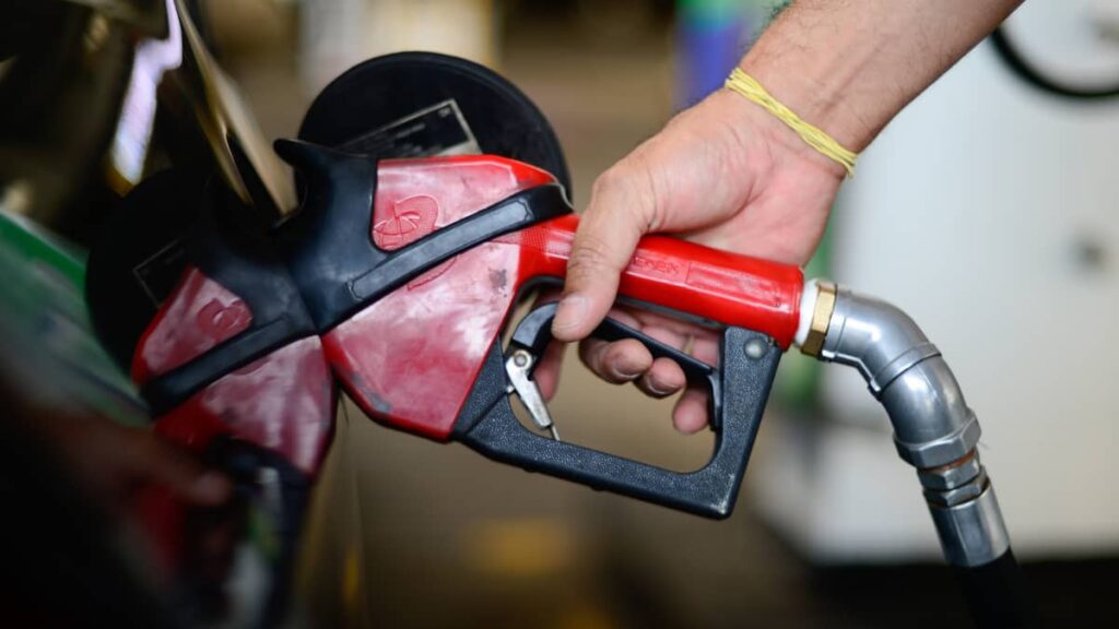 Frentista abastecendo carro com gasolina comum; Aumento da Petrobras