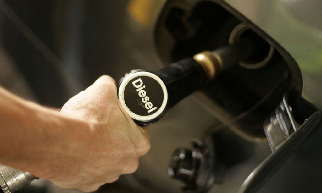 Tanque sendo abastecido por diesel da Petrobras
