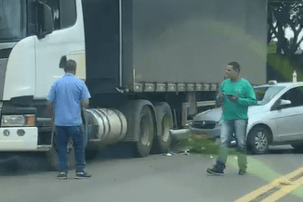 Momento em que carro bateu na carreta estacionada