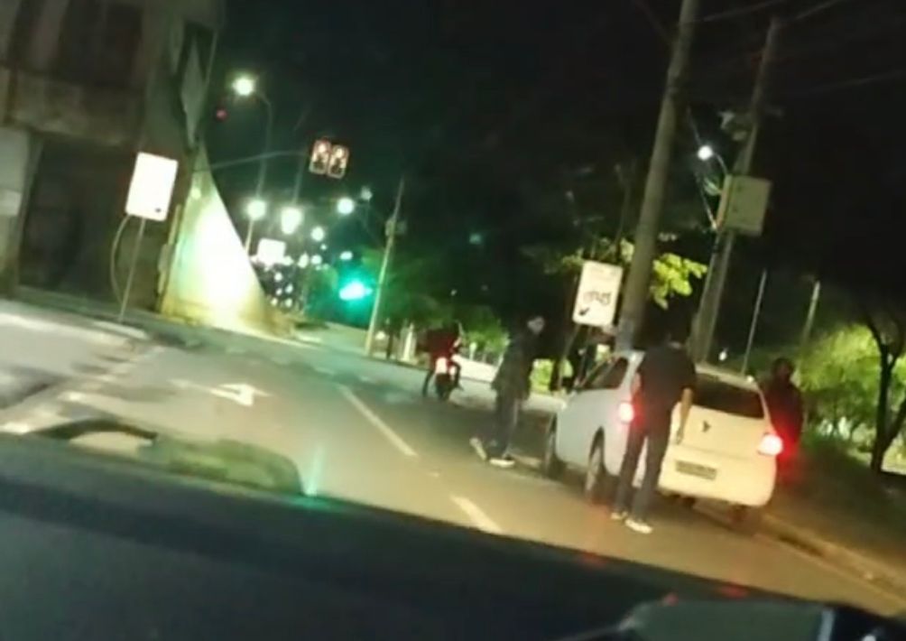 Criminosos abordaram a vítima por volta de 1h da manhã (Foto: Captura)