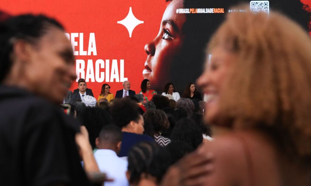 Governo no evento onde o decreto foi assinado