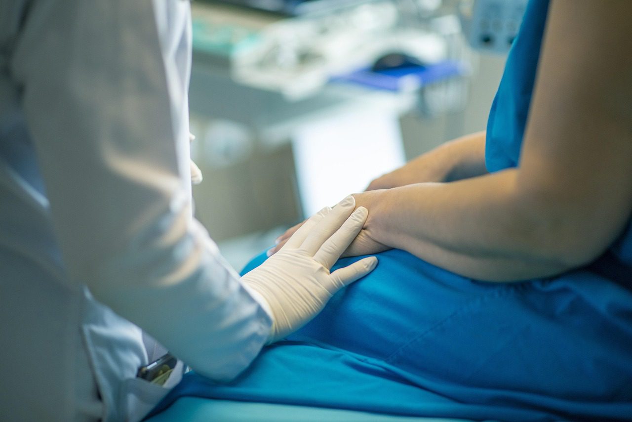 Médico teria assediado a paciente dentro de uma clínica (Foto: Fernando Zhiminaicela - Pixabay)
