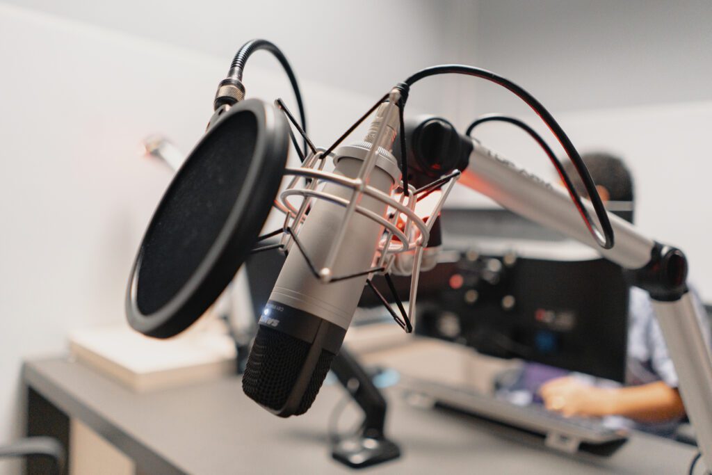 microfone em estúdio de rádio da Rádio São Francisco 97.7FM