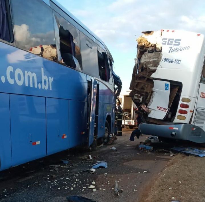 Ônibus atingido estava parado às margens da rodovia (Foto: PRF)