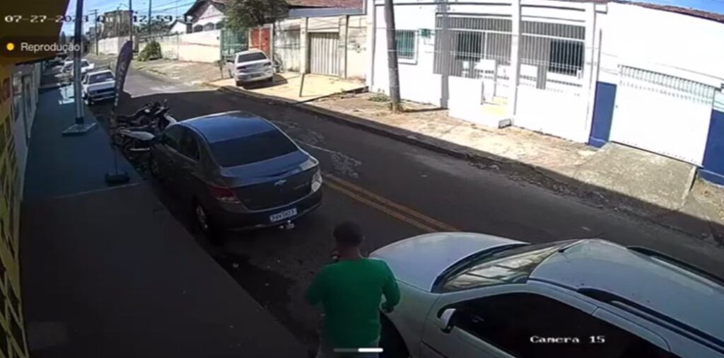 Carro branco utilizado na fuga dos suspeitos (Foto: Captura)