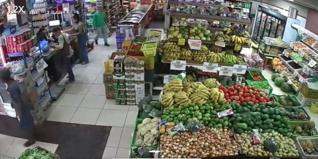 Câmera flagrou dupla furtando as garrafas de whisky (Foto: Captura)