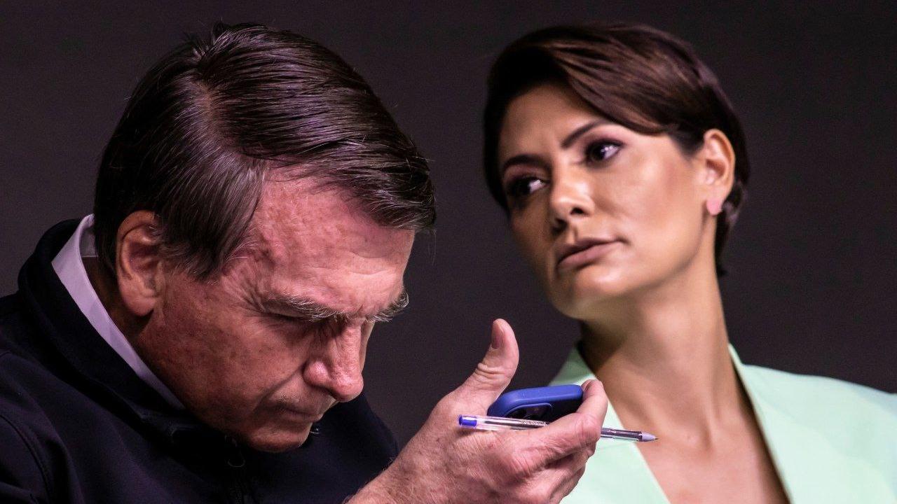 Bolsonaro no celular ao lado de sua esposa Michelle (Foto: Shutterstock)