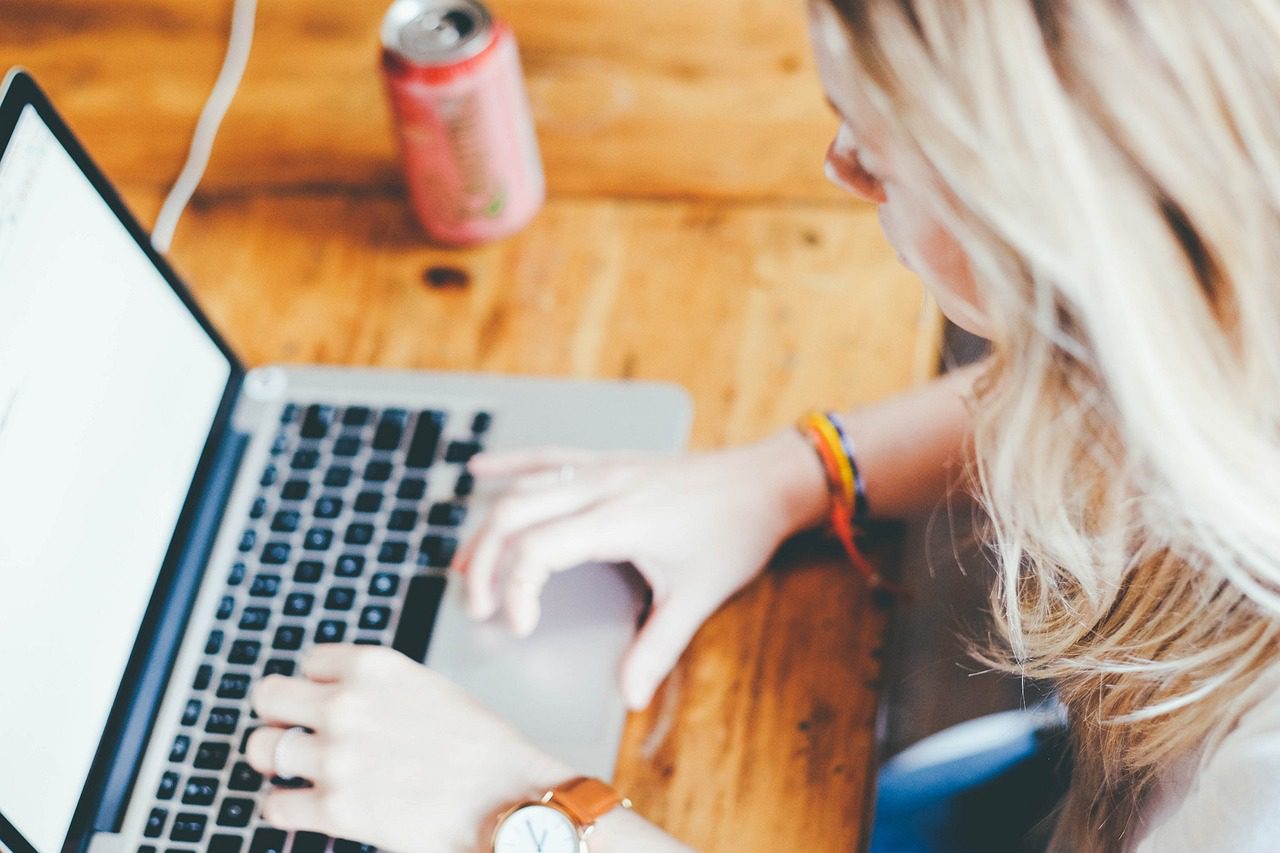 menina estuda no computador