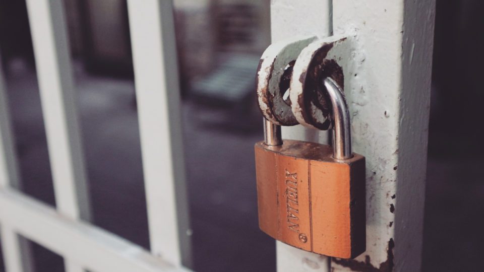 Moradora diz que outras pessoas colocam cadeados no portão do imóvel (Foto: Pexels)