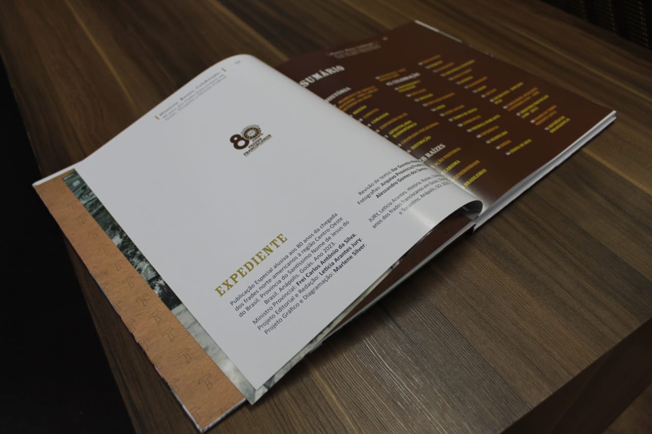 Edição física do livro "História. Raízes. Celebração. 80 anos dos frades franciscanos em Goiás, Tocantins e Distrito Federal" (Foto: Divulgação)