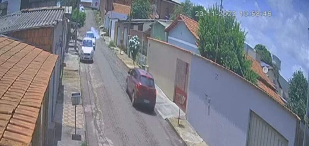Câmeras de segurança flagraram o homem explodindo bombas em via pública (Foto: Captura)