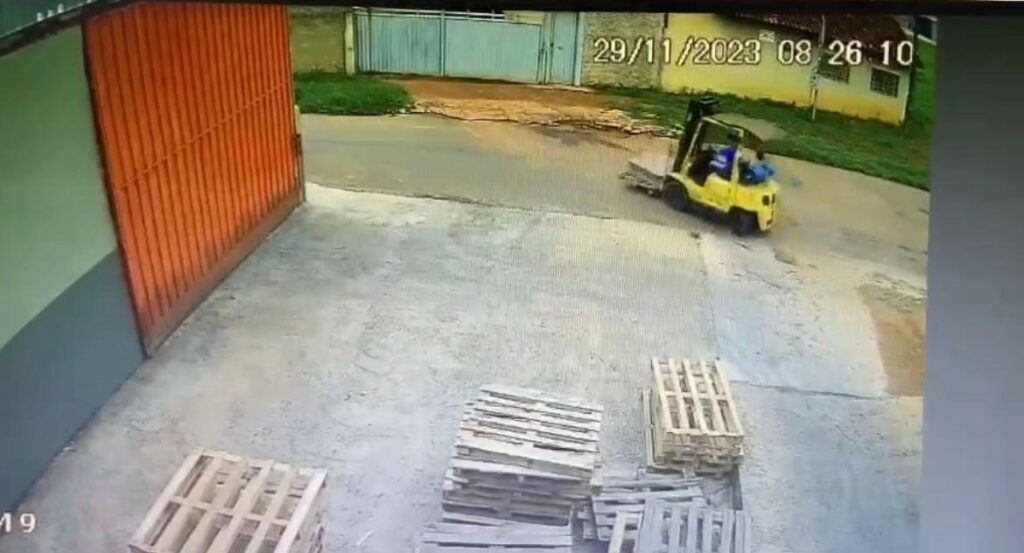 Imagens das câmeras instaladas na empresa flagraram a ação do funcionário (Foto: Captura)
