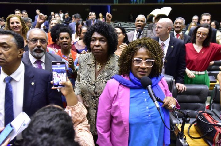 Bancada Negra da Câmara durante a votação (Foto: Reprodução / Câmara dos Deputados)