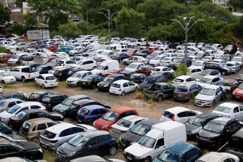 Leilão inclui veículos e sucatas aproveitáveis (Foto: Reprodução / Agência Cora Coralina)
