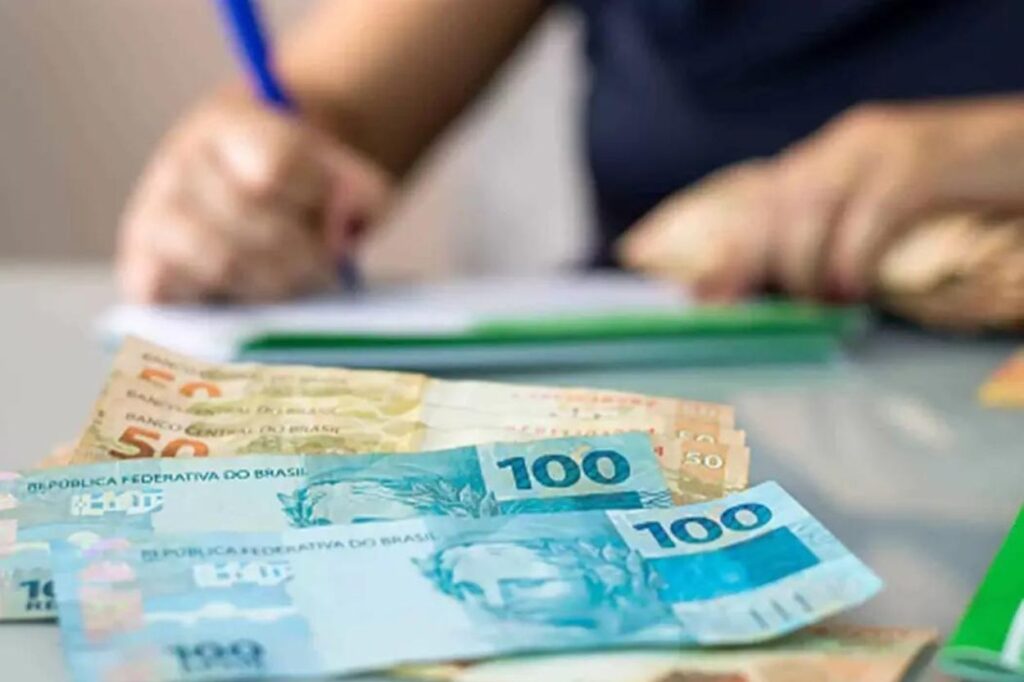 O decreto com os valores e requisitos para recebimentos foi assinado pelo presidente Lula (PT) durante a cerimônia. (Foto: Reprodução)