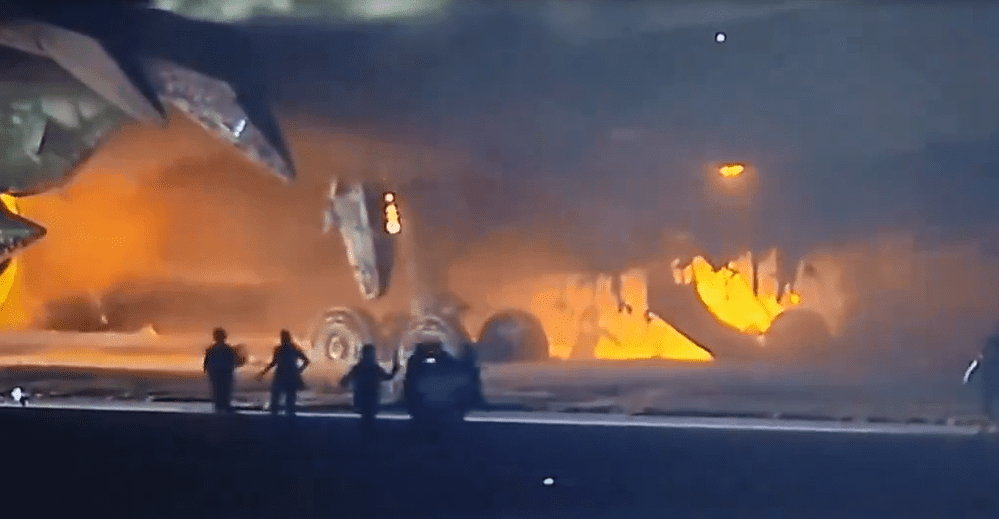Avião após a colisão (Foto: Captura)