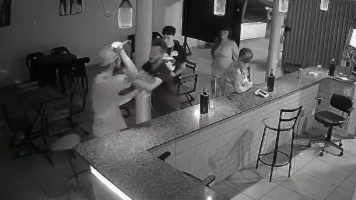Câmera registrou o momento que homem é surpreendido com facadas (Foto: Captura)