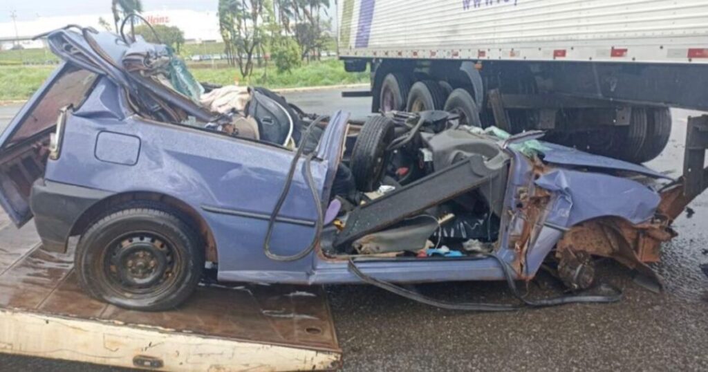 Carro em que a mãe e as crianças estavam ficou destruído com o impacto da batida (Foto: Reprodução/Bombeiros)