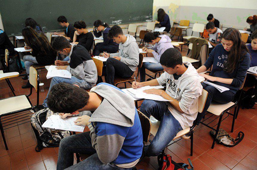 Estudantes só poderão sacar o dinheiro após a conclusão do ensino médio. (Foto: Reprodução / Agência Brasília)