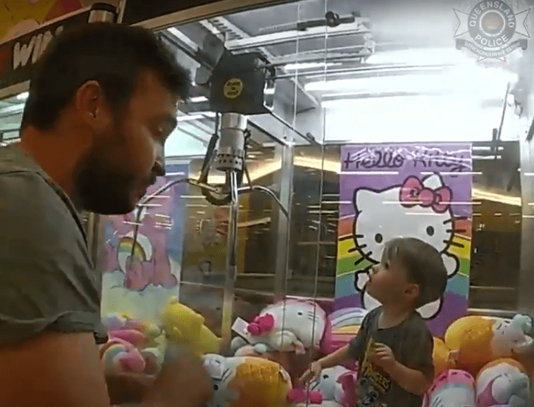O menino entrou na máquina para tentar pegar um brinquedo. (Foto: Captura)