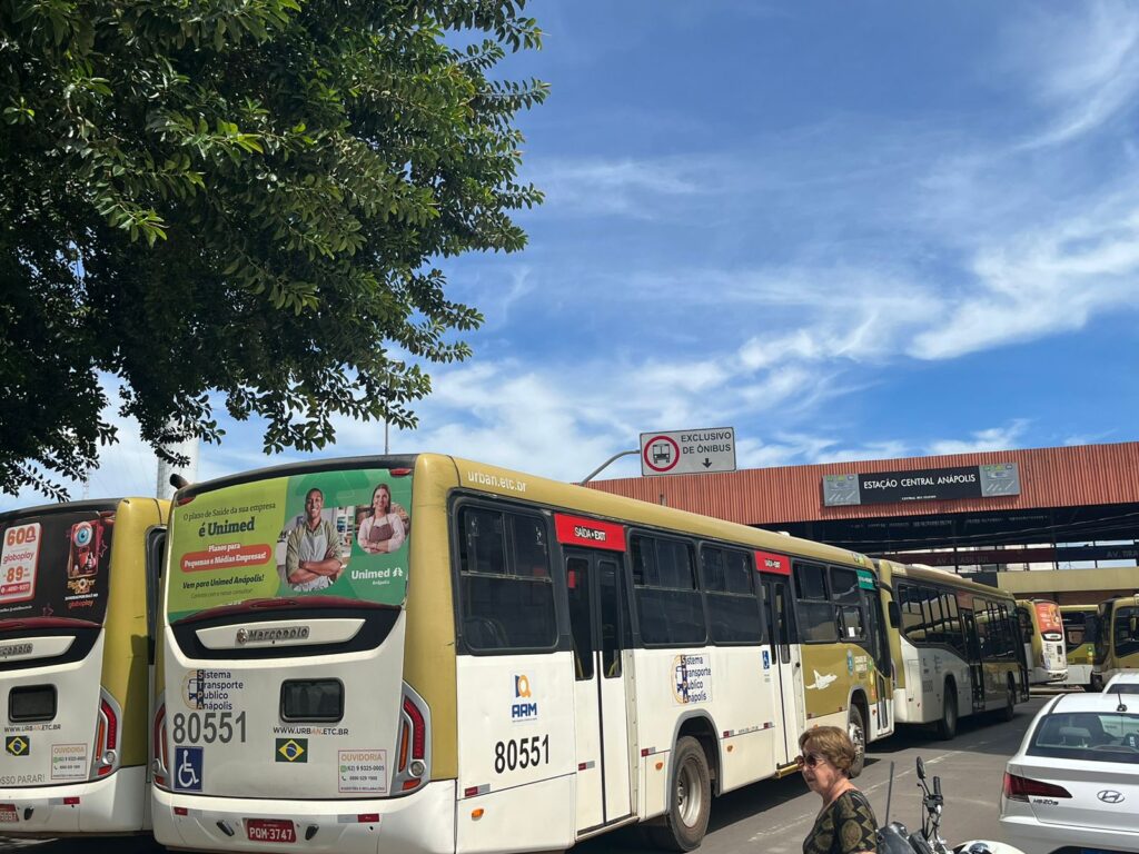 Os motoristas começaram a paralisação por volta das 6 horas da manhã. (Foto: Jonathan Cavalcante)