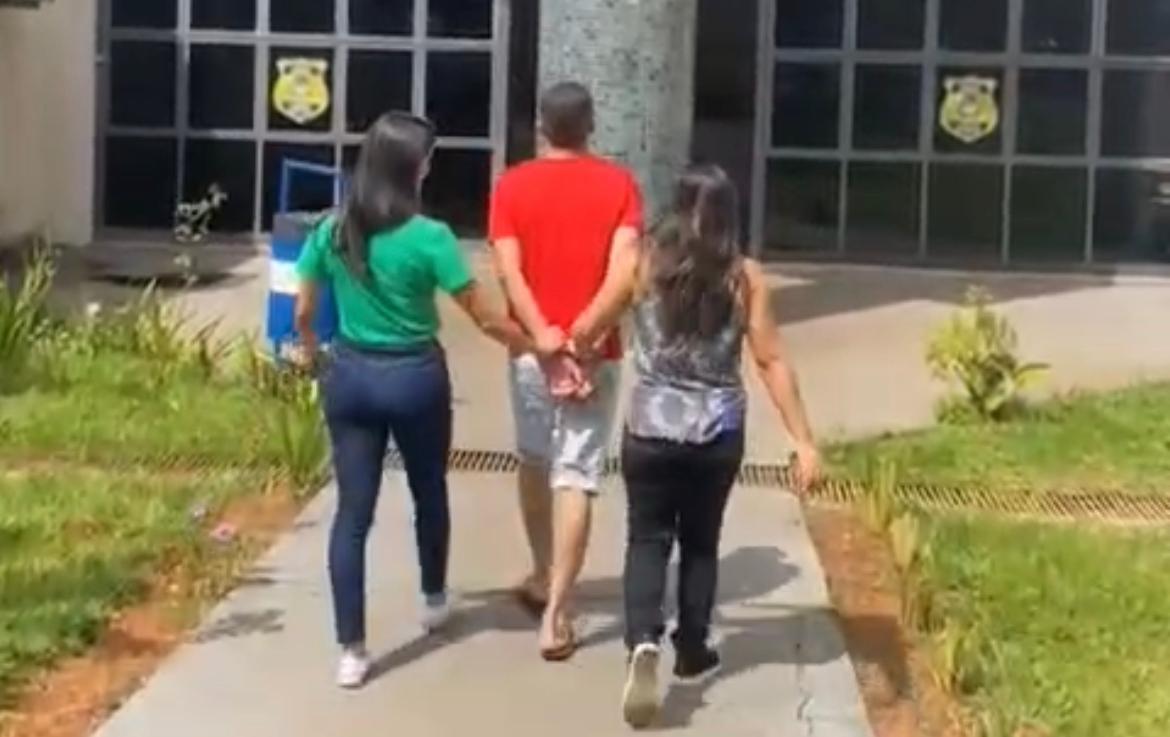 PC divulgou imagens do suspeito conduzido por duas agentes do GEIC, DEAM e DPCA (Foto: Captura)