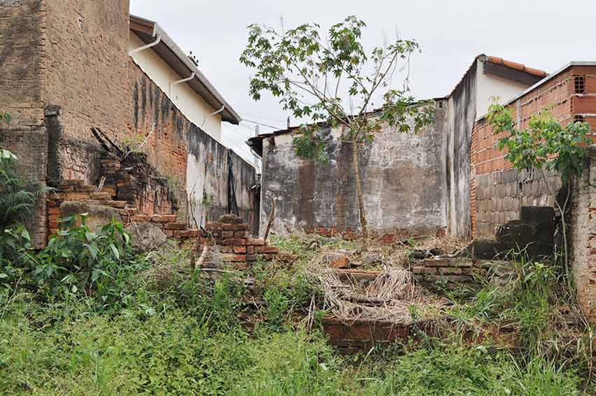 Polícia encontrou morador de rua com pertences roubados em uma casa abandonada. (Foto: Reprodução / Imagem Ilustrativa)