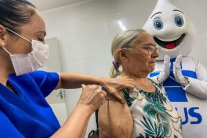 Entre os grupos mais vulneráveis para as síndromes gripais estão os idosos e crianças; vacinas evitam internações e mortes. (Foto: Reprodução / SES - GO)