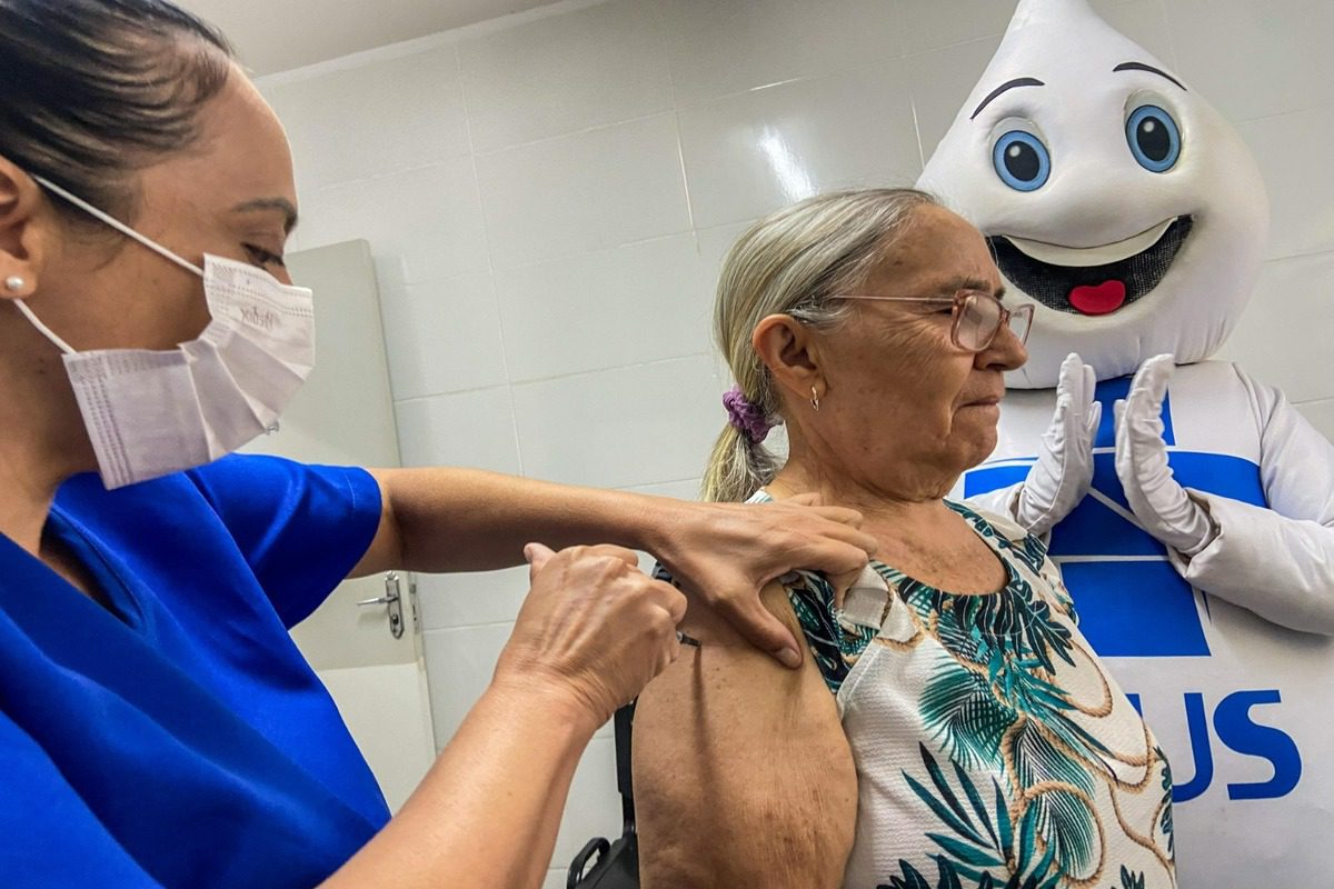 Entre os grupos mais vulneráveis para as síndromes gripais estão os idosos e crianças; vacinas evitam internações e mortes. (Foto: Reprodução / SES - GO)