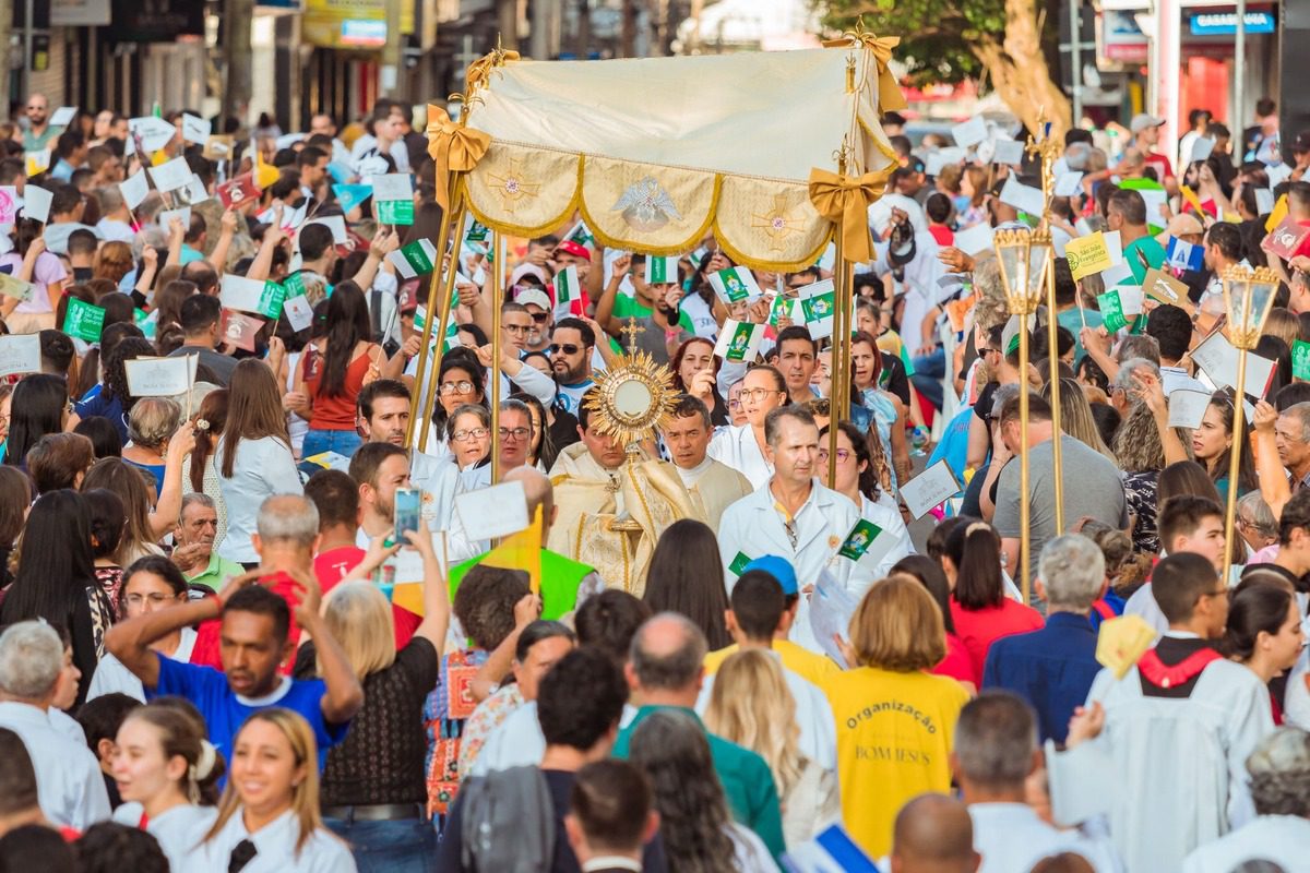 A Solenidade de Corpus Christi é uma ocasião de grande significado espiritual para os fiéis católicos, marcada por momentos de oração, adoração e comunhão entre a comunidade. (Foto: Divulgação)