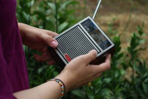 Informações em algumas regiões do RS só chegam por meio das transmissões de rádio (Foto: Israa Ali/Unsplash)