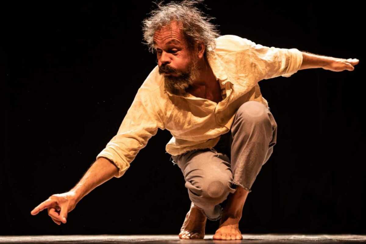 Julio Adrião encena o solo narrativo "A descoberta das Américas" há quase 20 anos. (Foto: Divulgação)