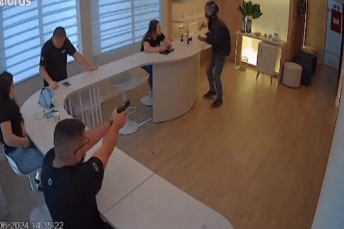 Dono de loja reagiu ao ver assaltante se aproximando de sua esposa. (Foto: Captura)