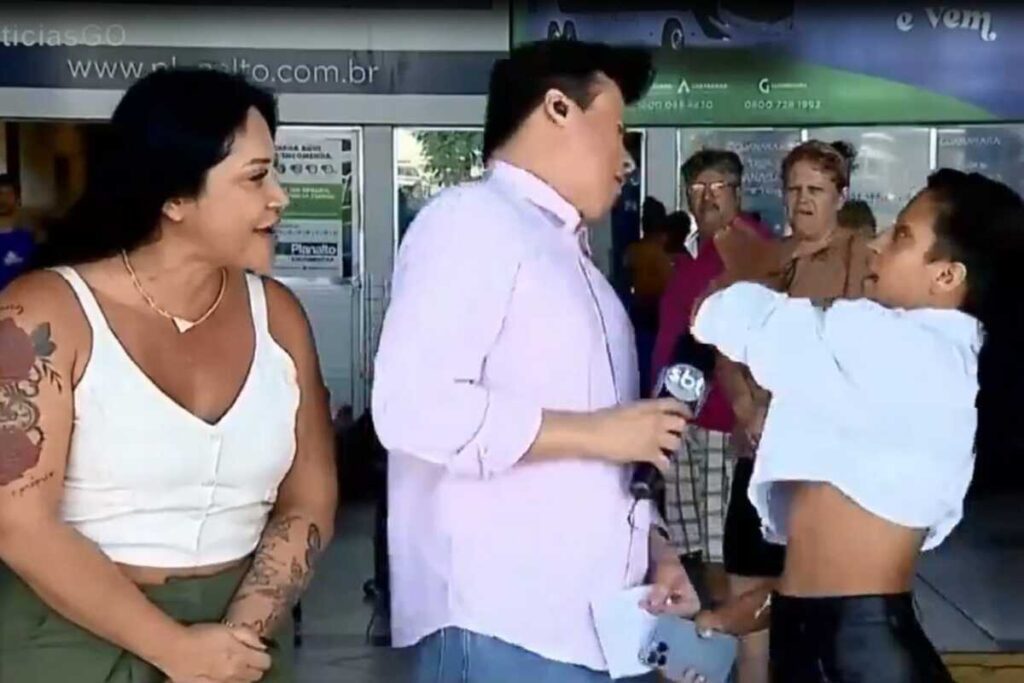 “Esse celular aí. Que celular é esse?”. Ela responde dando um tapa na cara dele. (Foto: Captura)