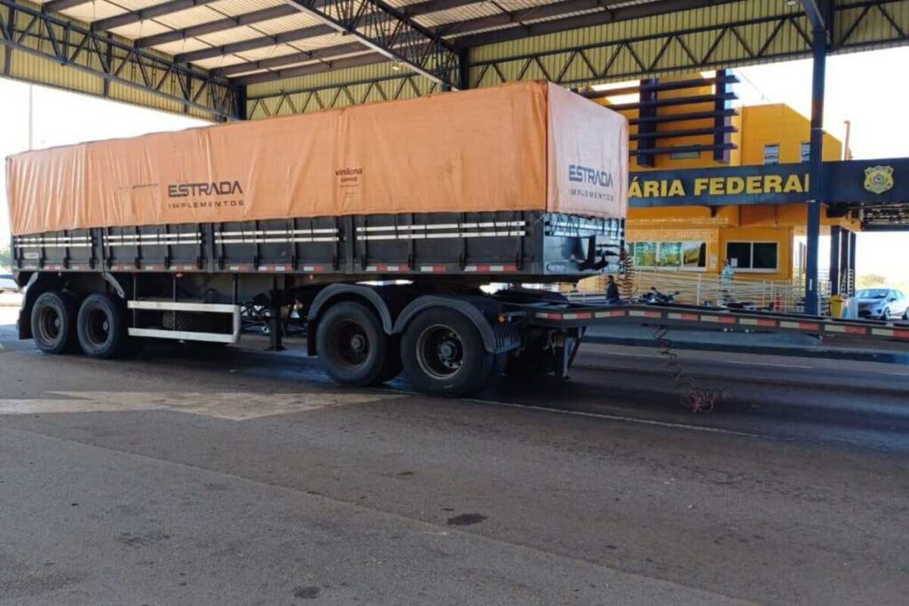 Carga de sal está em posto da PRF em Anápolis. (Foto: Reprodução / PRF)