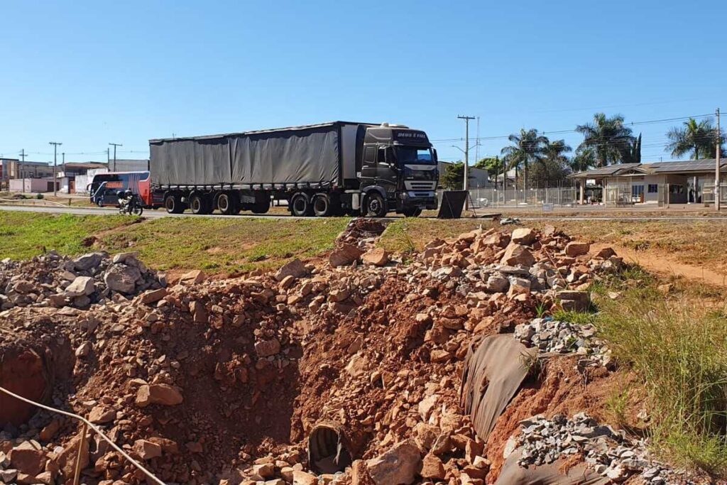 Equipe da Rádio São Francisco FM verificou que uma via lateral próxima à BR-060 está comprometida pela erosão, que se expande em direção à pista principal (Foto: José Aurélio Mendes)