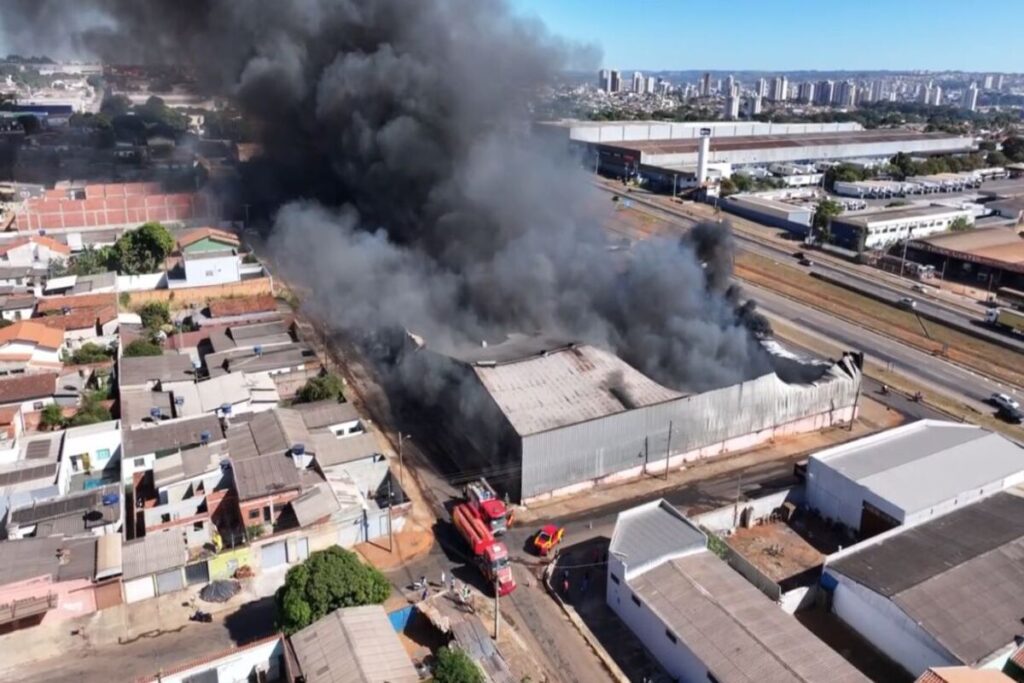 Os pneus estão próximos em um ambiente fechado. (Foto: Reprodução / Fly UP)