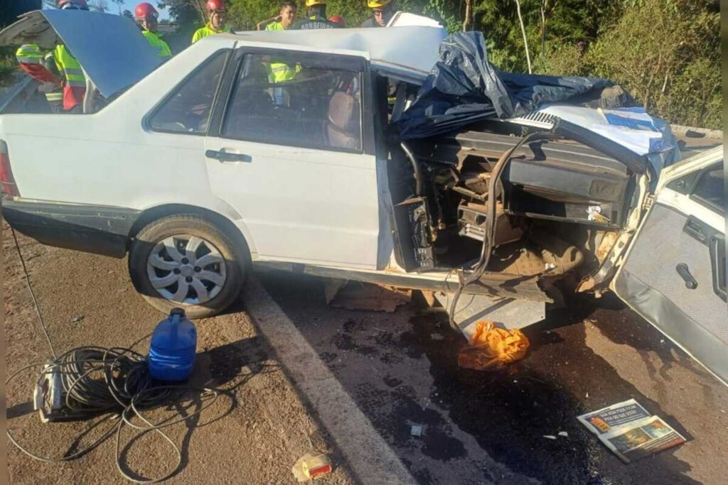 Vítima fatal foi retirada das ferragens pelos bombeiros. (Foto: Divulgação / CBMGO)